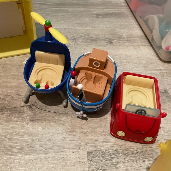 Peppa Pig Colorful Playhouse and Vehicle Set for Kids - Picture 8 of 11